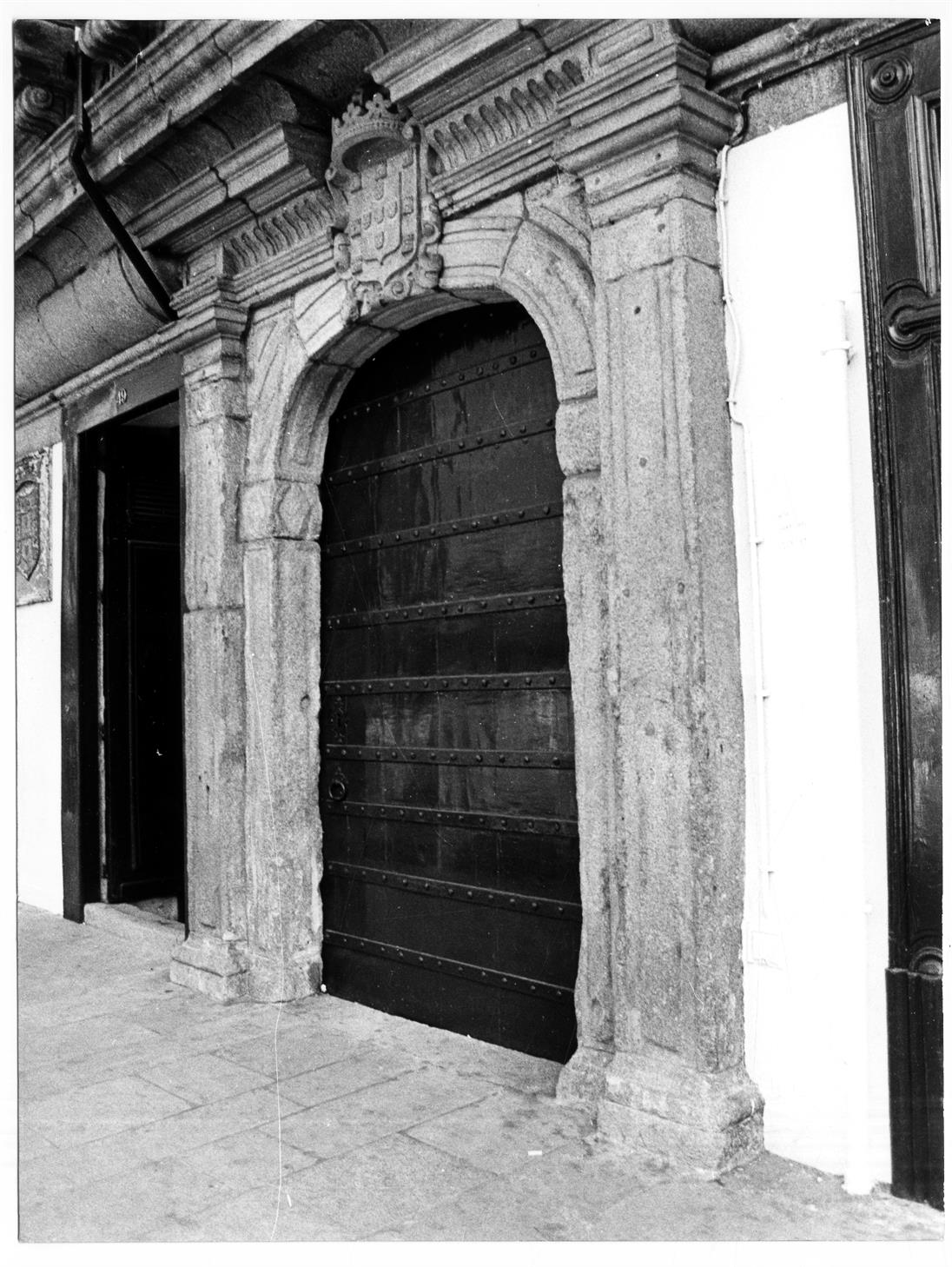 A Alfândega do Porto e o despacho aduaneiro : porta seiscentista por onde se entrava para os armazéns da Alfândega Velha e Casa da Moeda