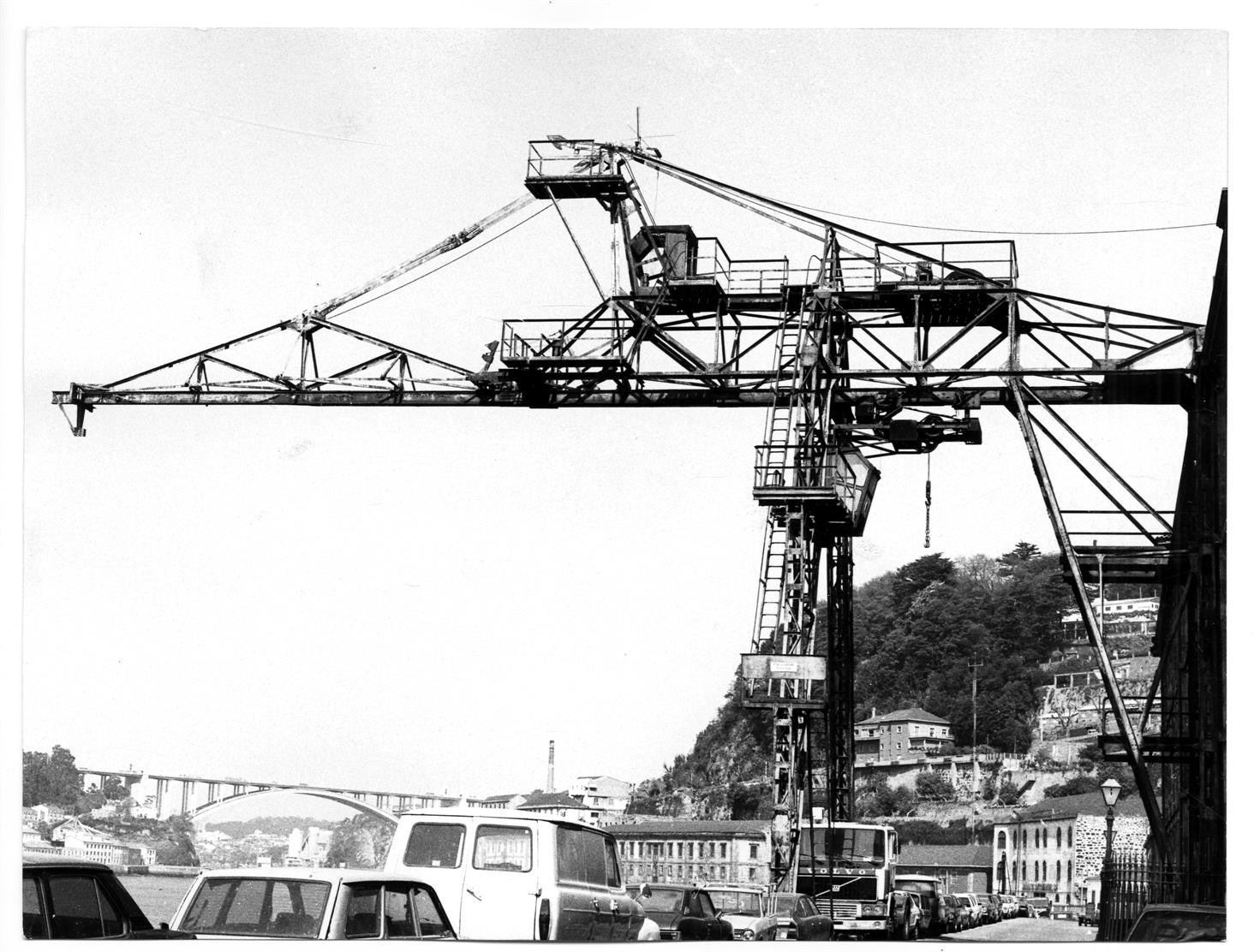 A Alfândega do Porto e o despacho aduaneiro : a «Girafa», guindaste de grande envergadura existente no cais fluvial
