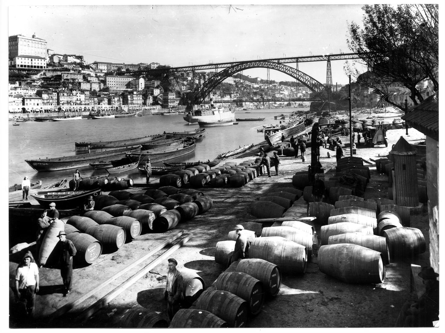 A Alfândega do Porto e o despacho aduaneiro : cais de embarque do vinho, em Vila Nova de Gaia