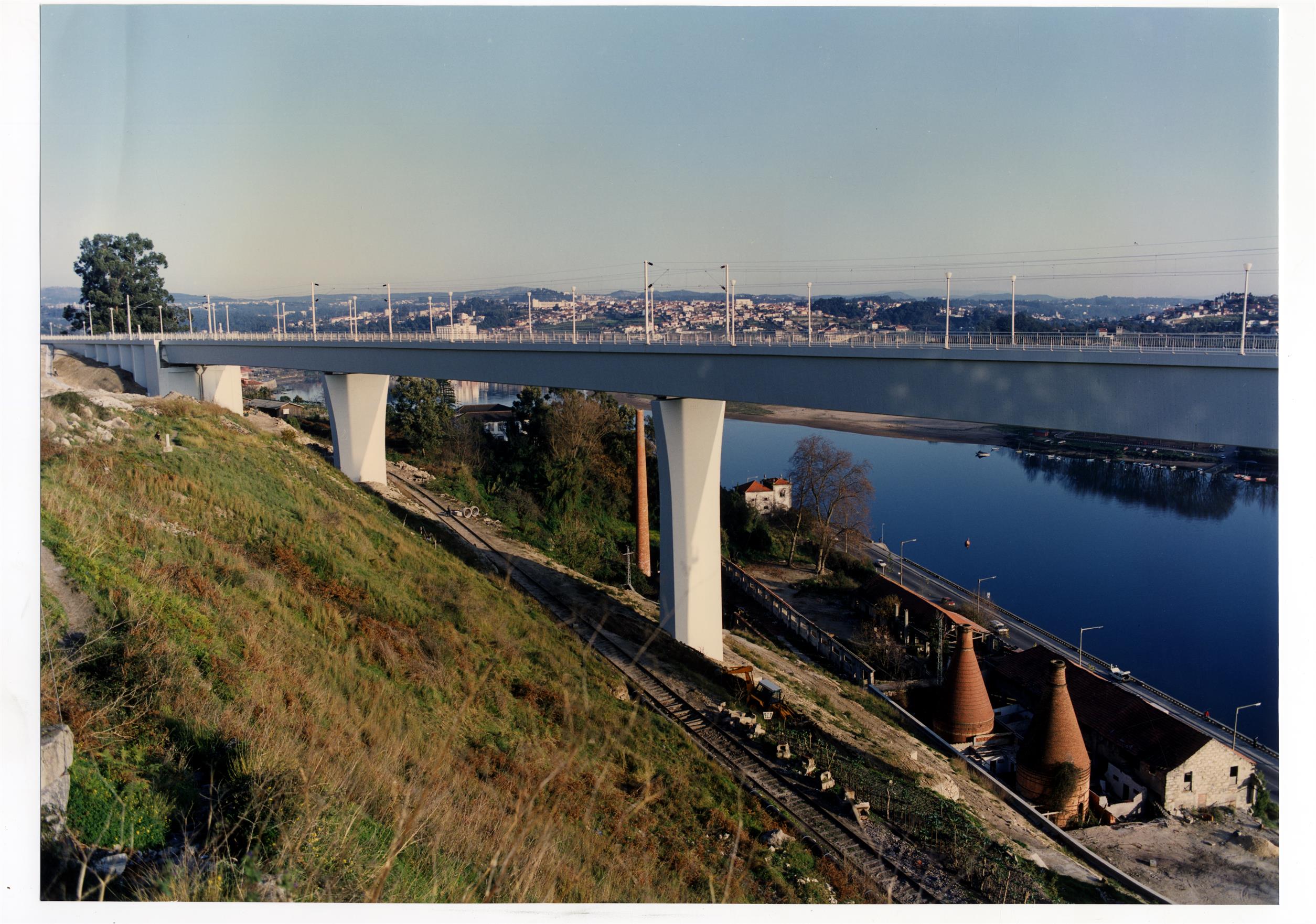 Fases da construção da Ponte de S. João e vistas panorâmicas das Pontes sobre o Rio Douro no Porto