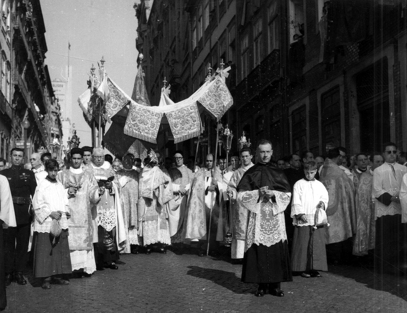 Sacramentum Unitatis : o Senhor D. António Ferreira Gomes, Bispo do Porto, conduz sob o pálio o Santíssimo Sacramento