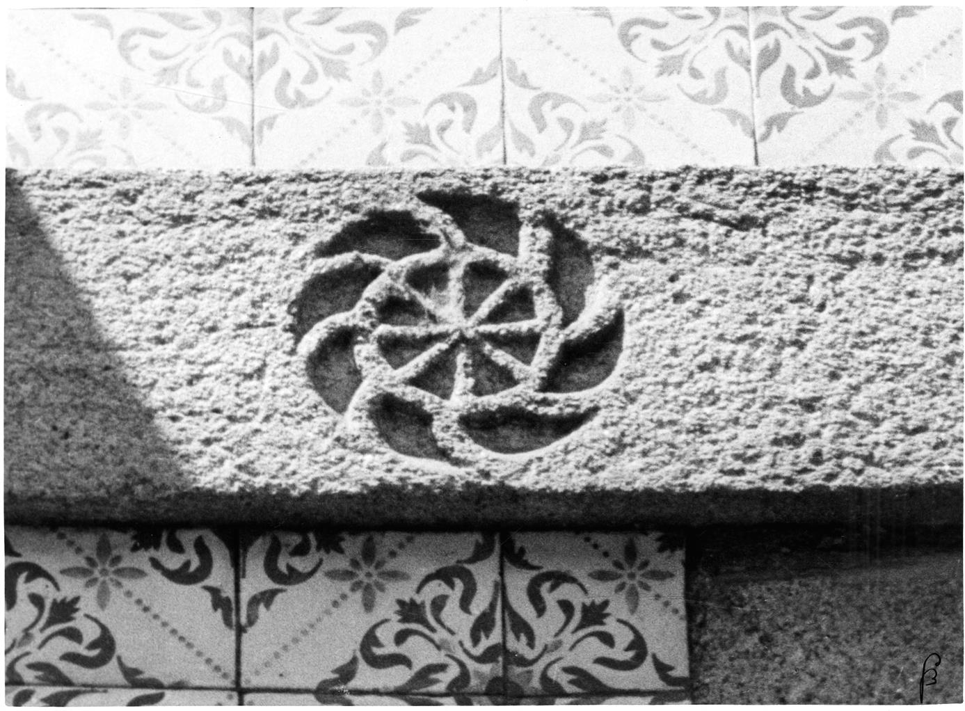 Aspectos arqueológicos e artísticos da cidade do Porto : roda de Santa Catarina, na casa n.º 79 da rua das Flores