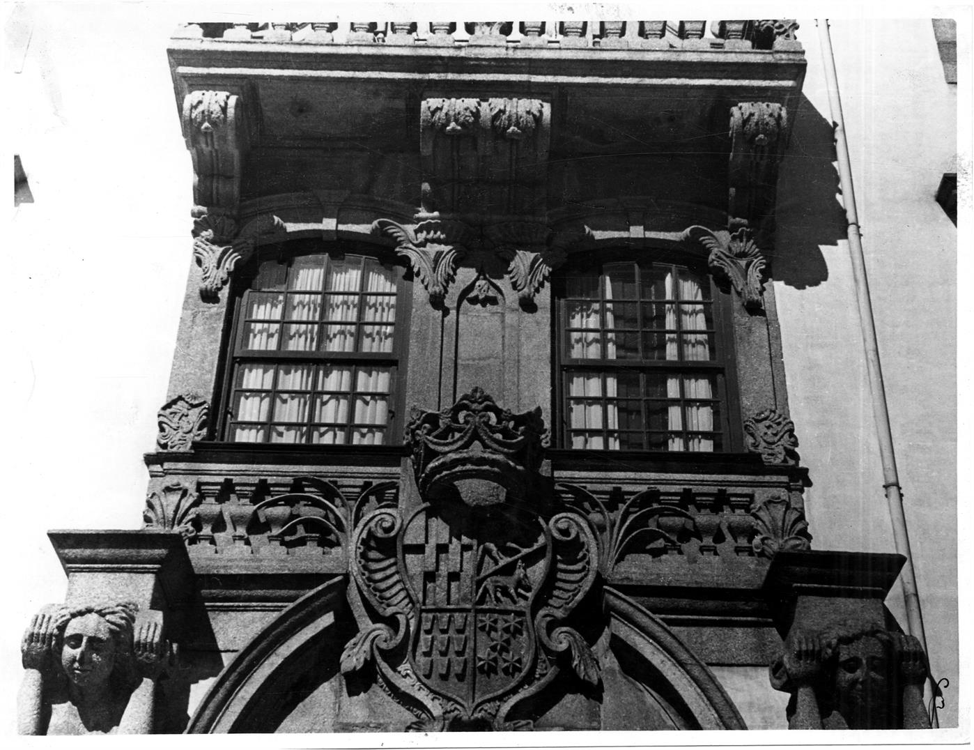 Aspectos arqueológicos e artísticos da cidade do Porto : pormenor da fachada da Casa das Sereias