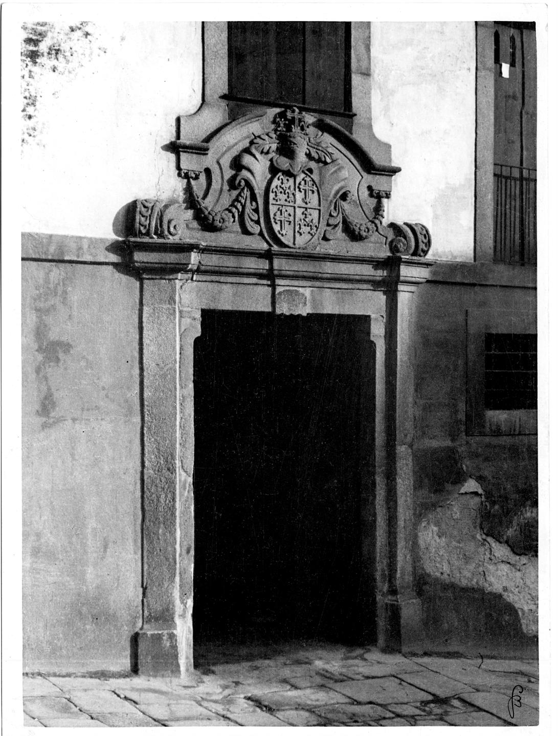 Aspectos arqueológicos e artísticos da cidade do Porto : porta brasonada na rua das Taipas n.º 74
