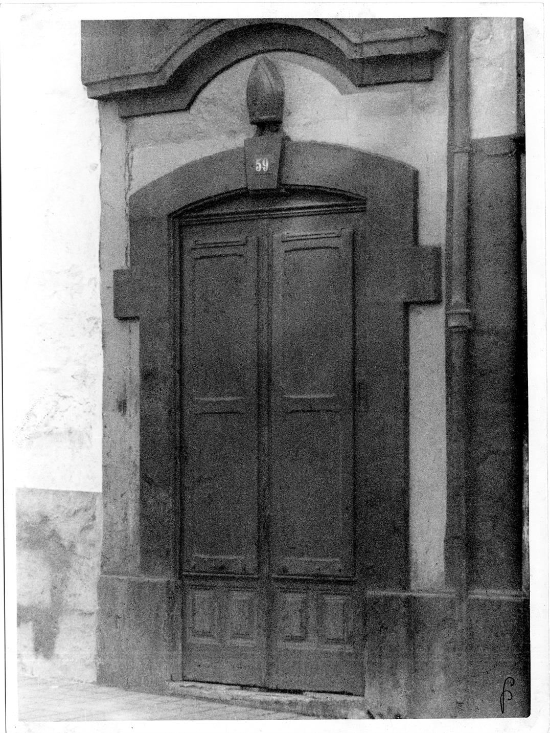 Aspectos arqueológicos e artísticos da cidade do Porto : uma porta da rua Formosa, num prédio já demolido