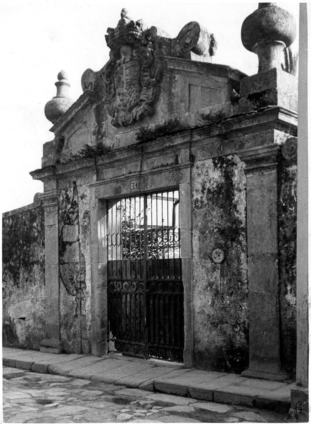 Aspectos arqueológicos e artísticos da cidade do Porto : portão da Casa de Bonjóia
