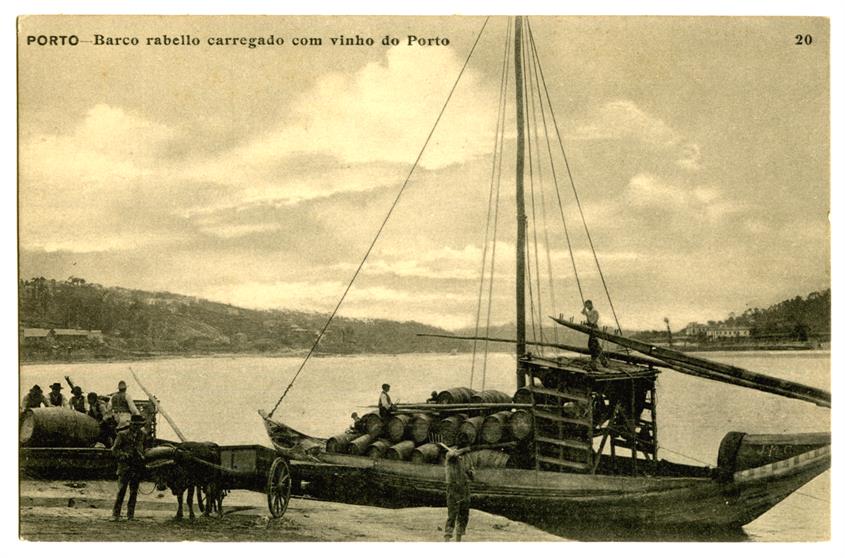 Porto : barco rabelo carregado com Vinho do Porto