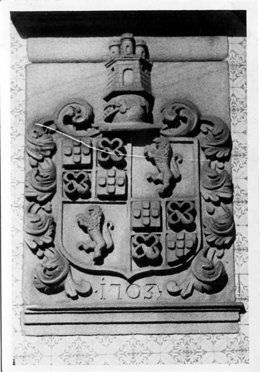 As pedras de armas do Porto : casa, n.º 77-81 da Rua das Flores, séc. XVIII : 1703