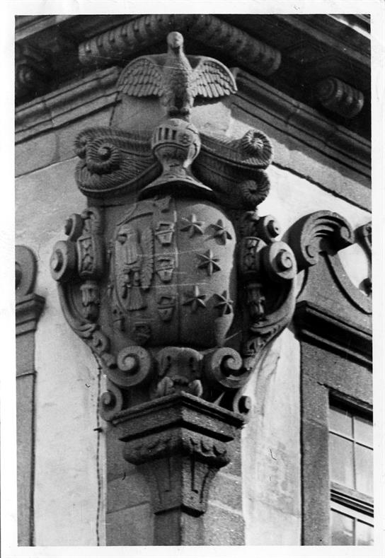 As pedras de armas do Porto : Casa da Fábrica, na rua do mesmo nome : esquina para a travessa, séc. XVIII