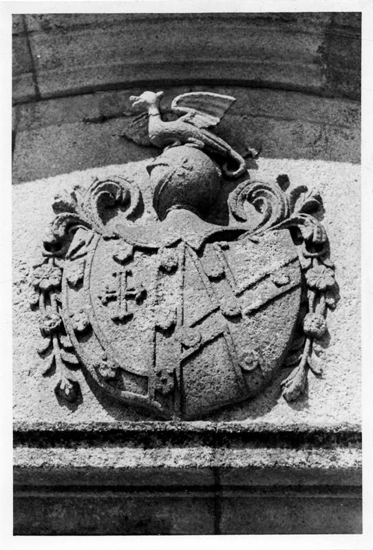 As pedras de armas do Porto : Cemitério da Lapa : jazigo dos Barões de Ancêde