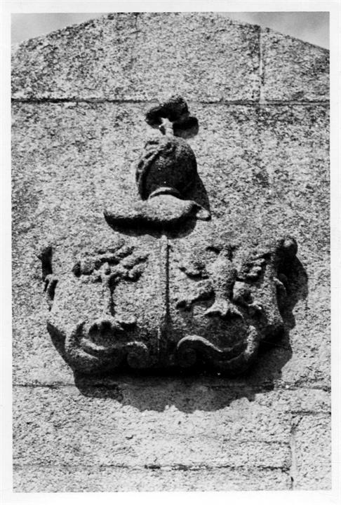 As pedras de armas do Porto : Cemitério da Lapa, jazigo da família Oliveira Maia