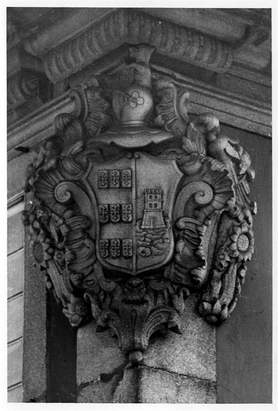 As pedras de armas do Porto : casa n.º 128 da Praça de Carlos Alberto, século  XVIII