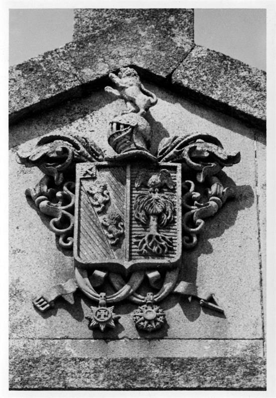 As pedras de armas do Porto : Cemitério da Lapa : jazigo da família Lopes Gonçalves, século XIX