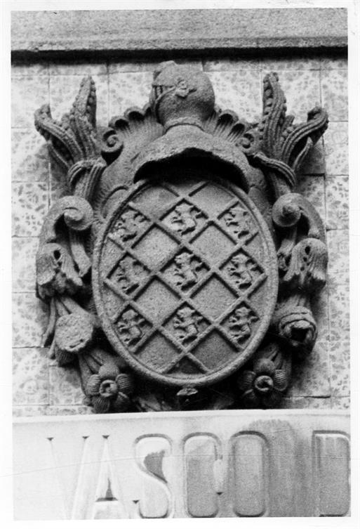 As pedras de armas do Porto : casa n.º 131 da Rua das Taipas, século XVIII