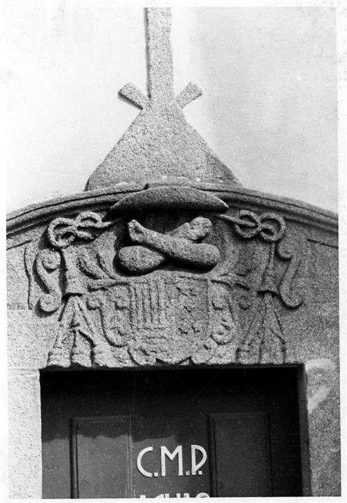 As pedras de armas do Porto : portal, sem número, da Rua de Fernão de Magalhães, séc. XVIII