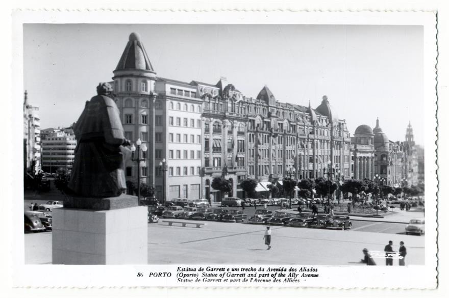 Porto : Estátua de Garrett e um trecho da Avenida dos Aliados