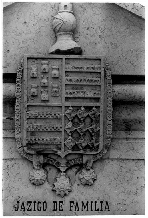 As pedras de armas do Porto : Cemitério do Prado do Repouso : jazigo da família Moura e Vasconcelos, século XIX
