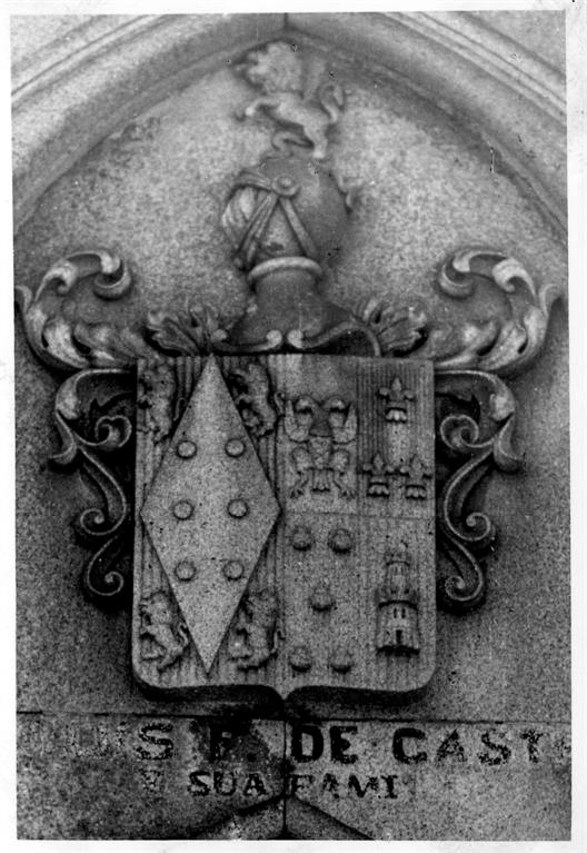 As pedras de armas do Porto : Cemitério de Agramonte : jazigo da família do coronel médico Mário de Castro, século XIX