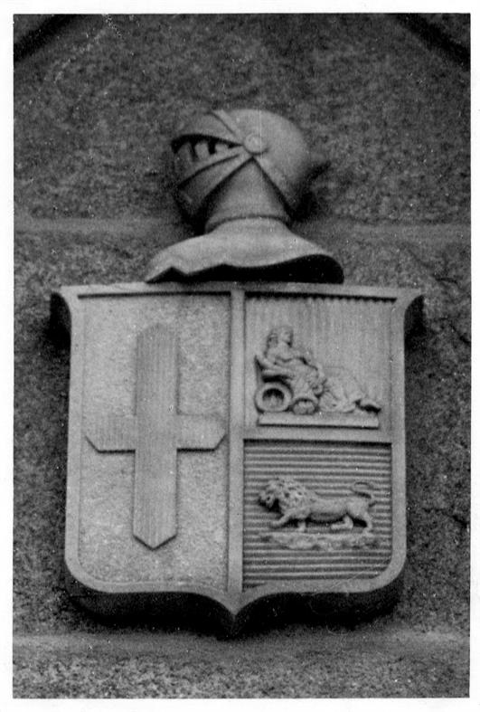 As pedras de armas do Porto : Cemitério da Lapa : jazigo de João António de Freitas Júnior, século XIX