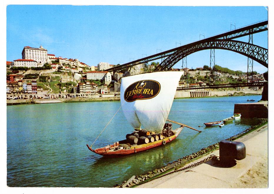 Porto : Portugal : O Douro : Barco Rabelo e vista parcial da cidade