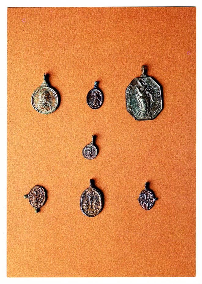 Escavações arqueológicas no Castelo da Foz do Douro : medalhas religiosas : liga de cobre : séc. XVI, 1.a metade XVII