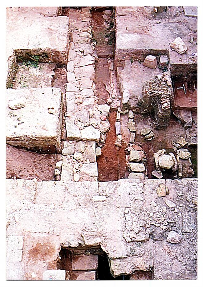 Escavações arqueológicas no Castelo da Foz do Douro : vista geral das estruturas escavadas; longitudinalmente observam-se os alicerces da parede norte da ermida medieval : séc. XIV