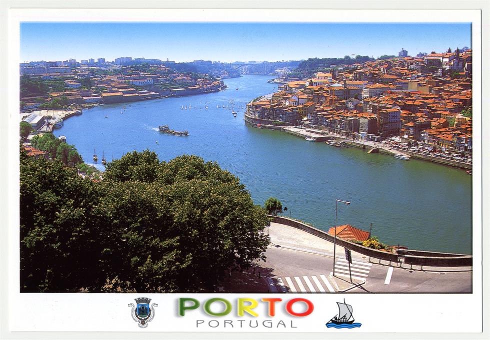 Porto : vista Panorâmica do Rio Douro : Costa Verde : Portugal.