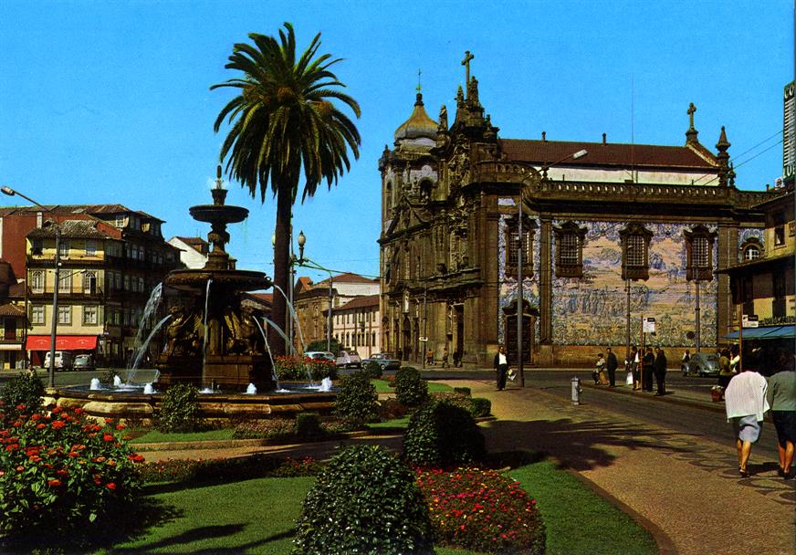 Porto : Fonte dos Leões. Igreja do Carmo= Fountain of the Lions. Church of the Carmen= Fontaine des Lions. Eglise du Carmen