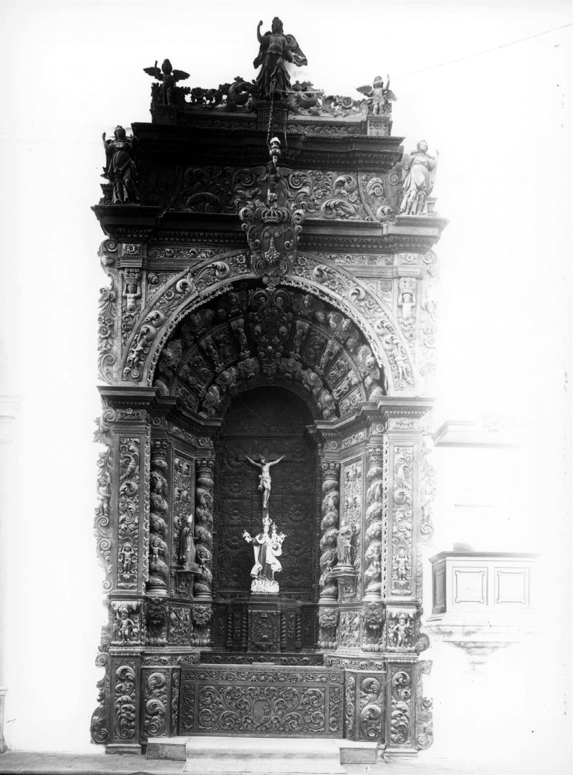 Tavira : altar de uma igreja