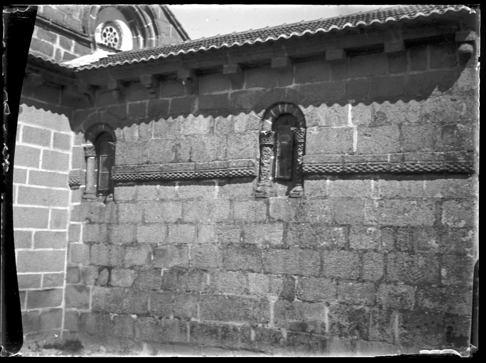Igreja de Nossa Senhora do Ó de Águas Santas : janelas da fachada lateral