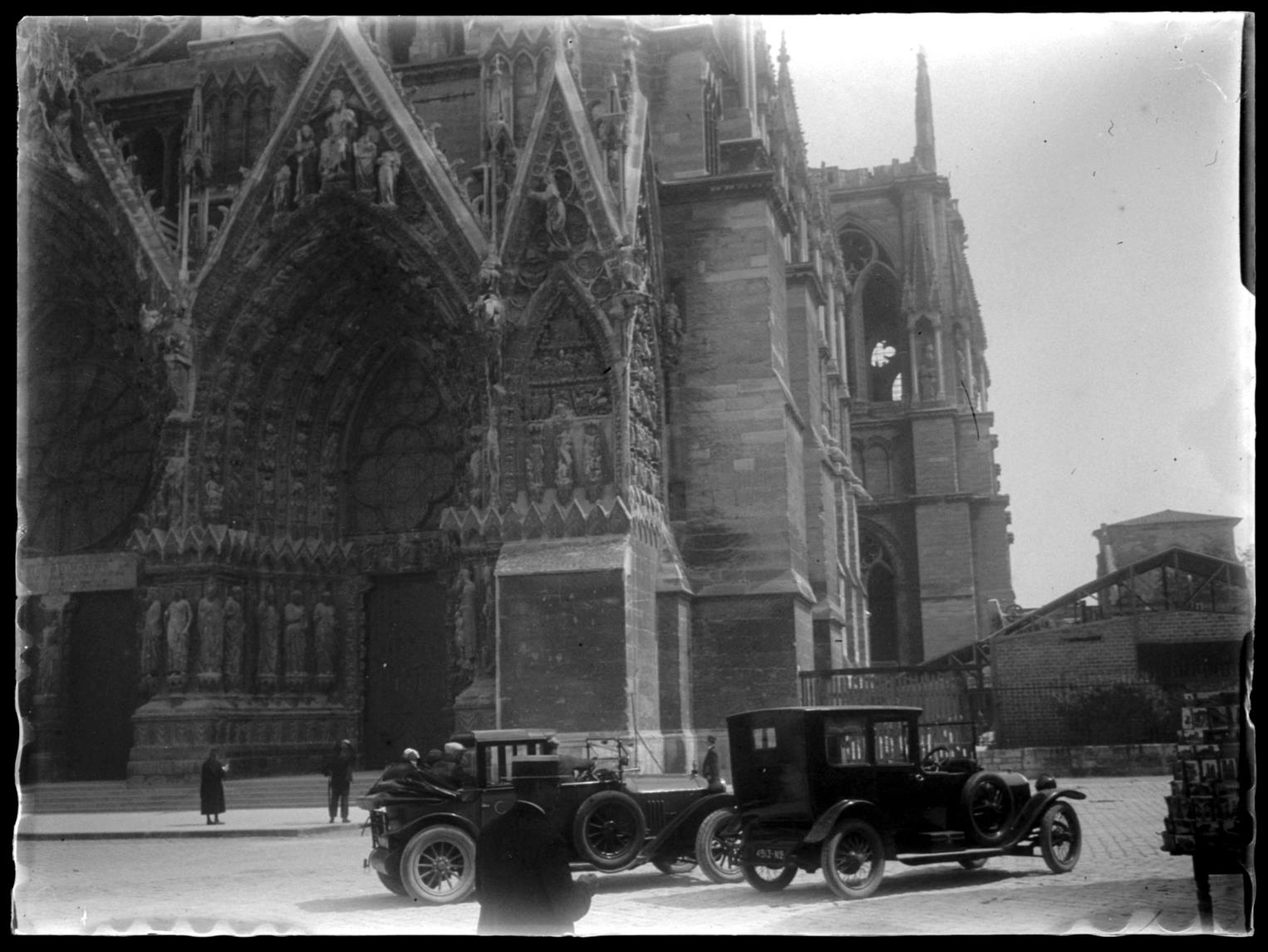 França : pormenor da fachada da Catedral de Notre Dame de Paris