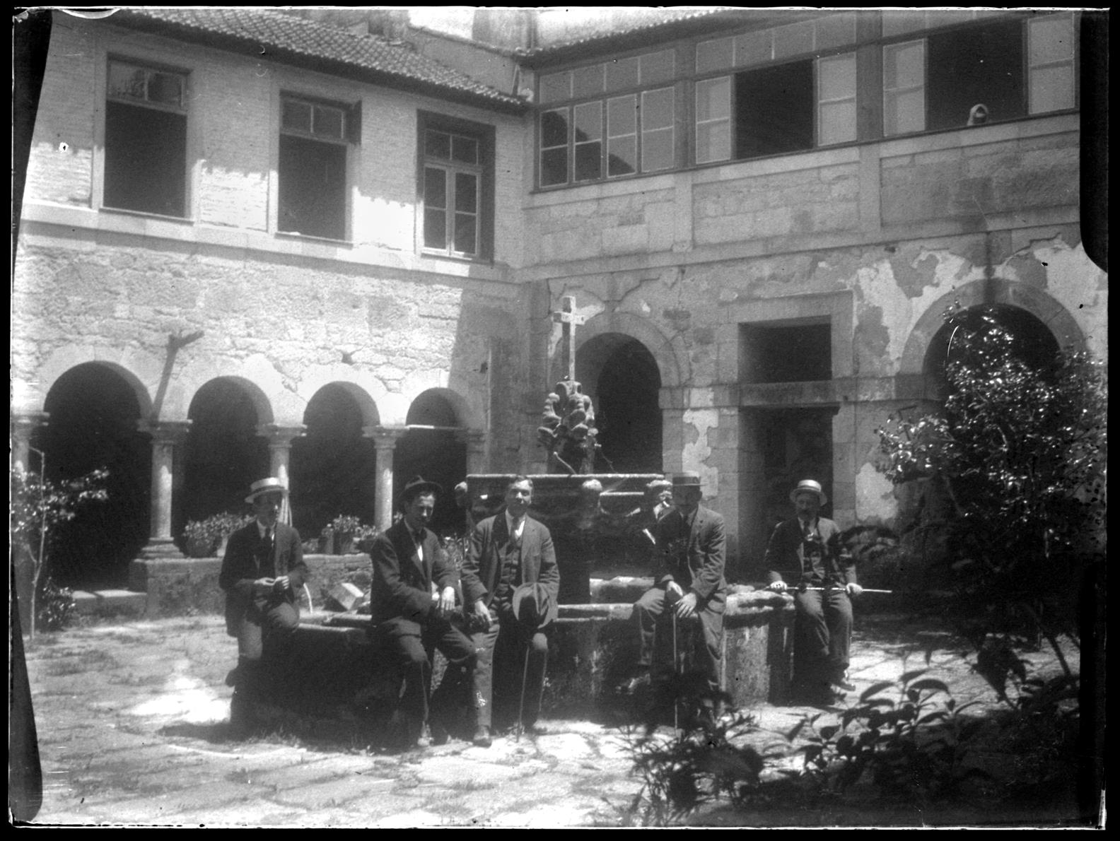 Vila do Conde : grupo de homens sentados no fontanário do Mosteiro de São Simão da Junqueira