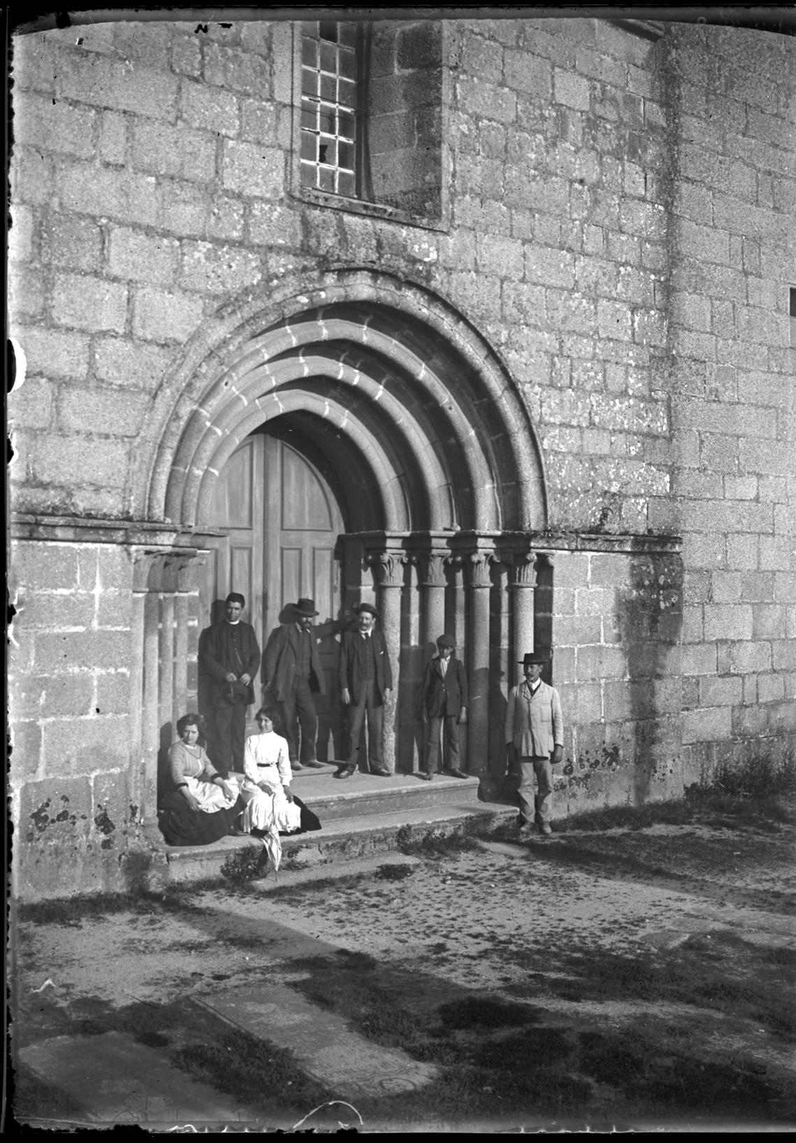 Grupo de pessoas à porta da igreja de Águas Santas