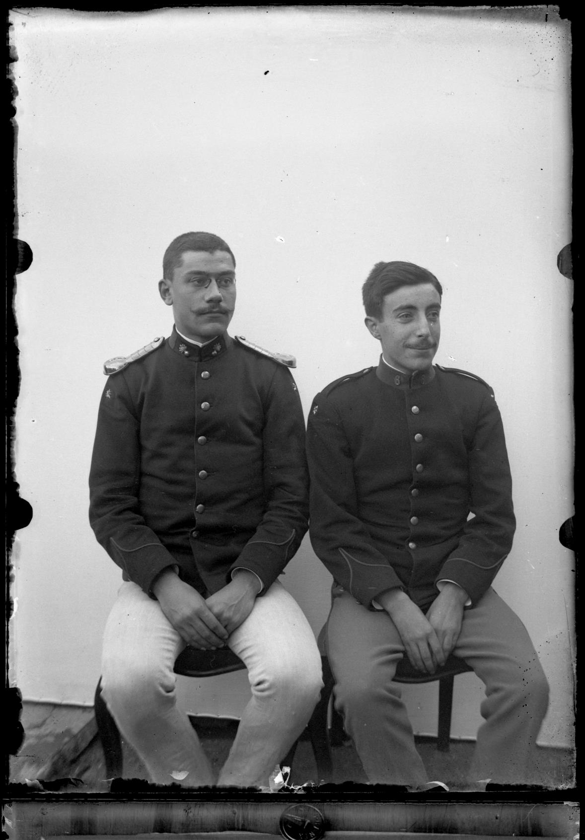 Retrato do Dr. Pedro Vitorino com um amigo como oficiais do exército