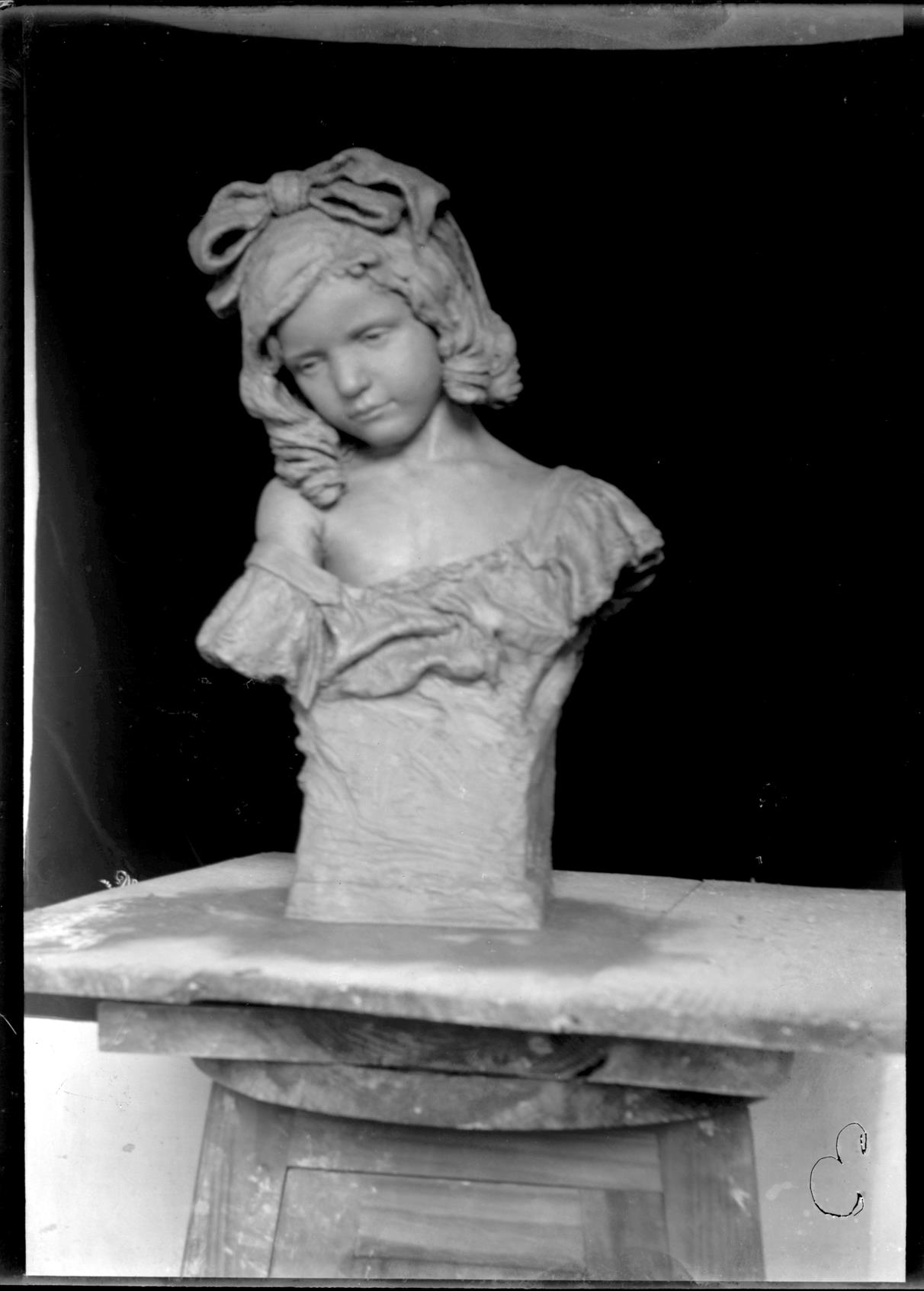 Busto da poetisa Alice de Azevedo em criança