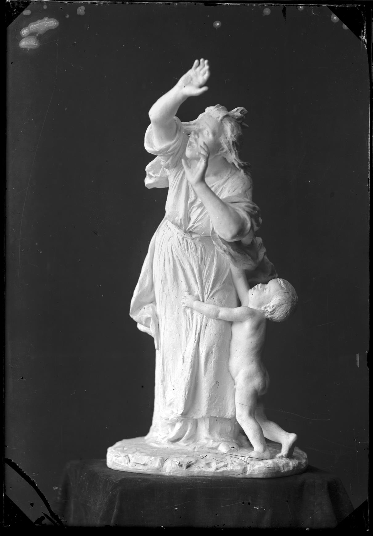 Escultura de mulher com criança