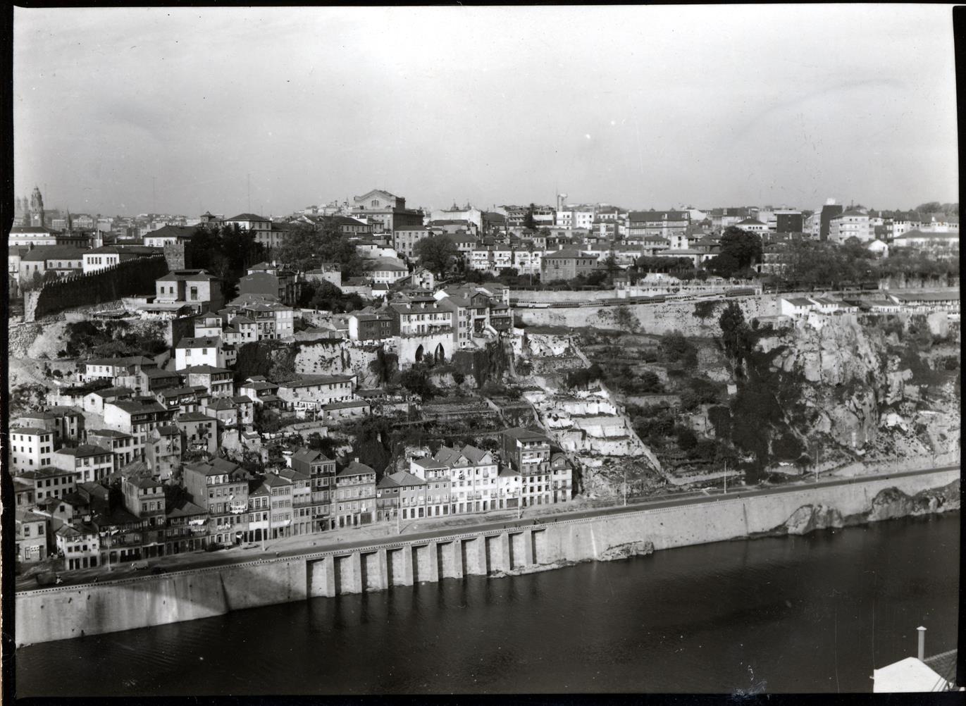 Vista do Porto : zona dos Guindais