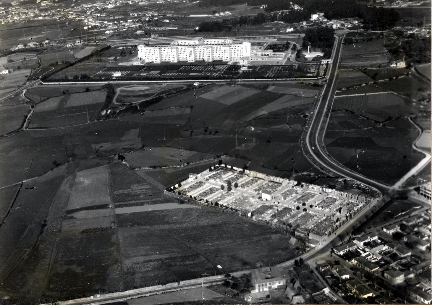 Vista aérea : terrenos das traseiras do hospital escolar