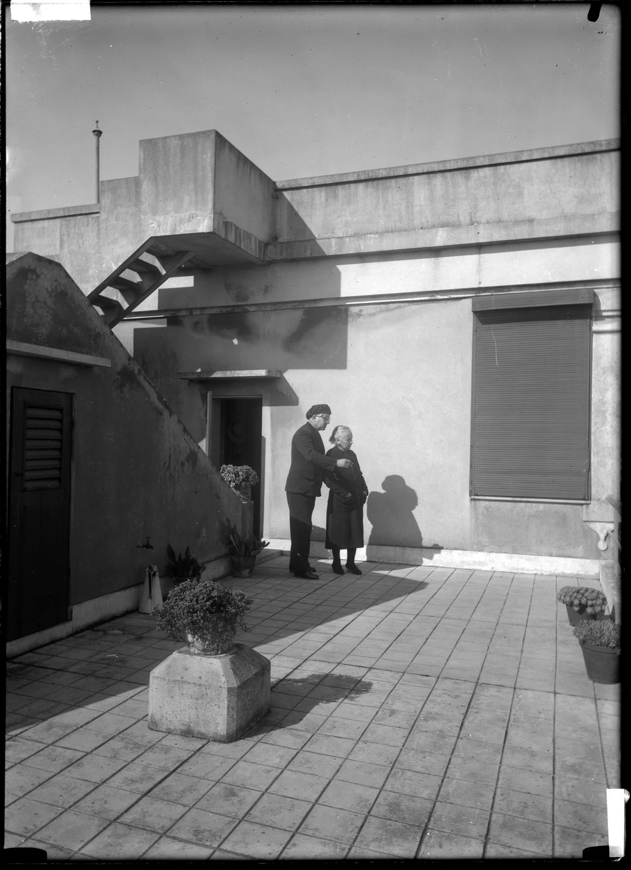 Casa da família Vitorino Ribeiro em Contumil : Emanuel Ribeiro com sua mãe no terraço