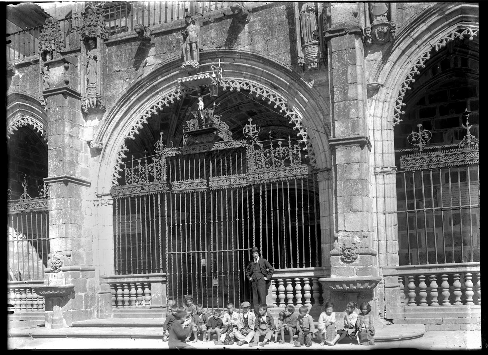 Emanuel Ribeiro com um grupo de crianças à porta da Sé de Braga