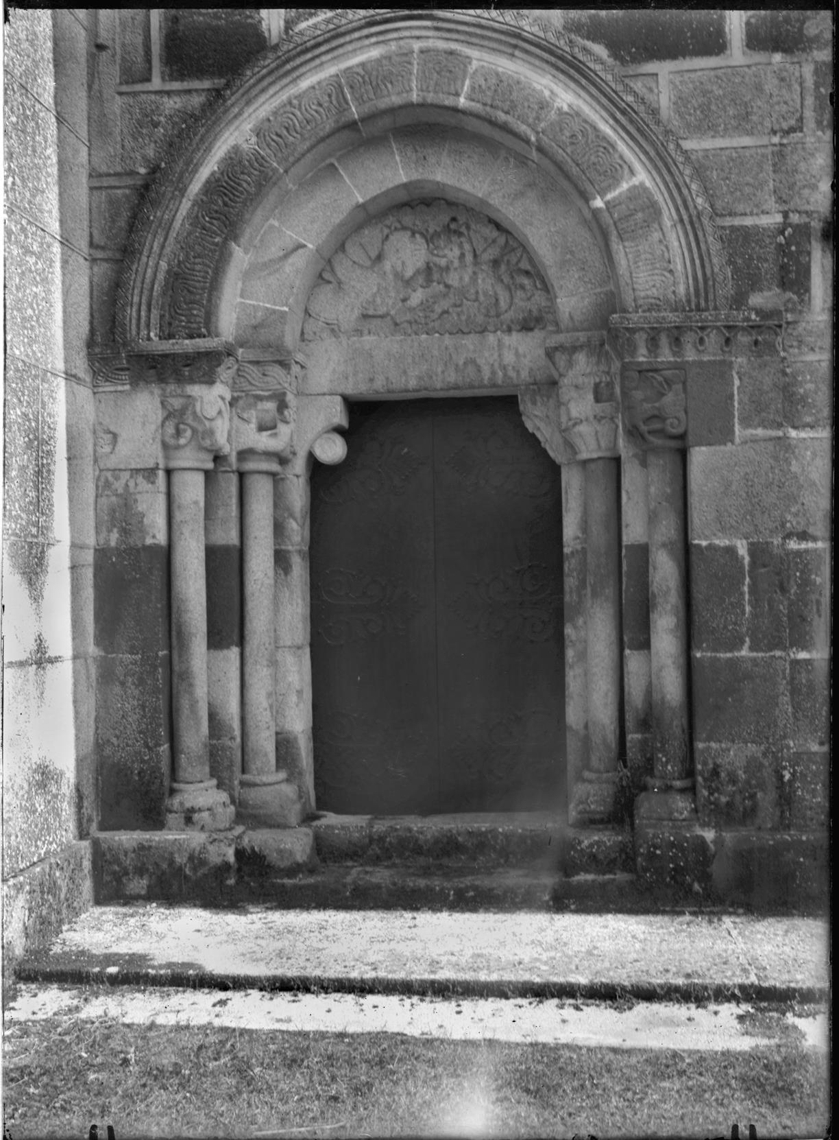 Igreja de Rio Mau : pormenor da porta norte