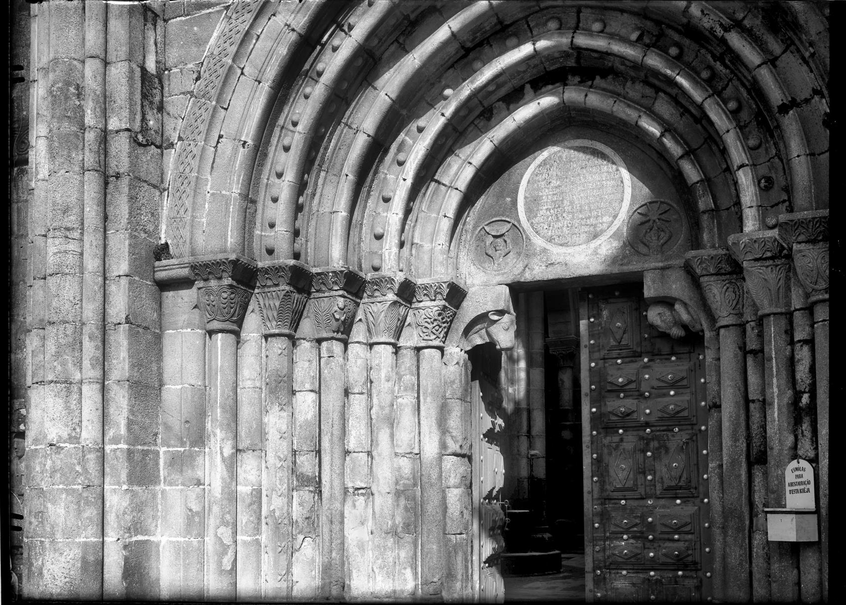 Igreja de Paço de Sousa : pormenor da fachada principal