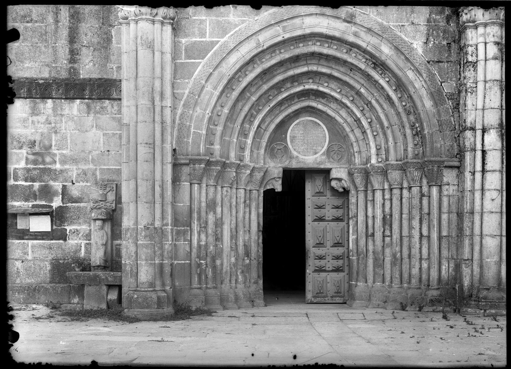 Igreja de Paço de Sousa : pormenor da fachada principal