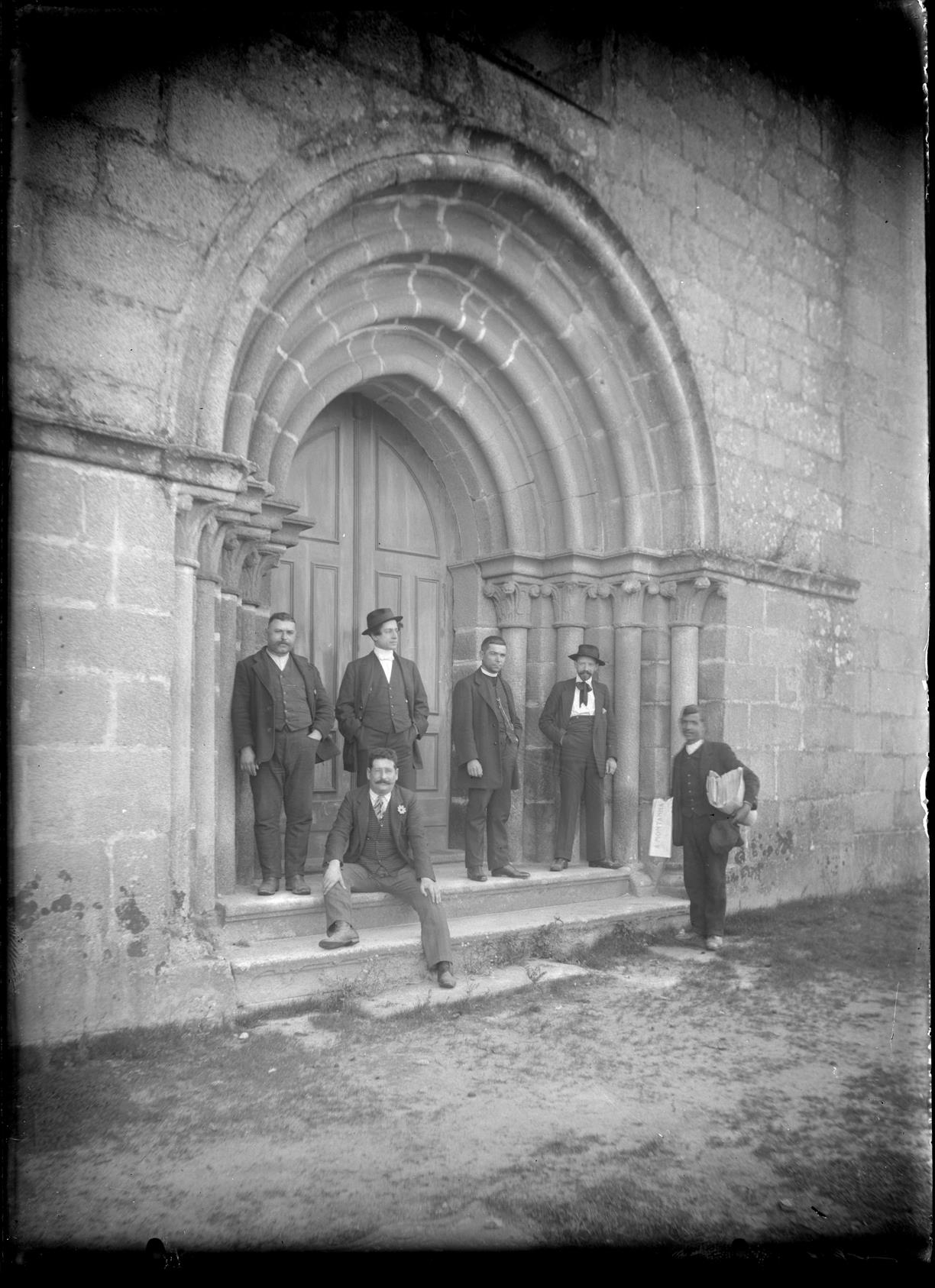 Igreja de Águas Santas : Emanuel Ribeiro com um grupo à porta