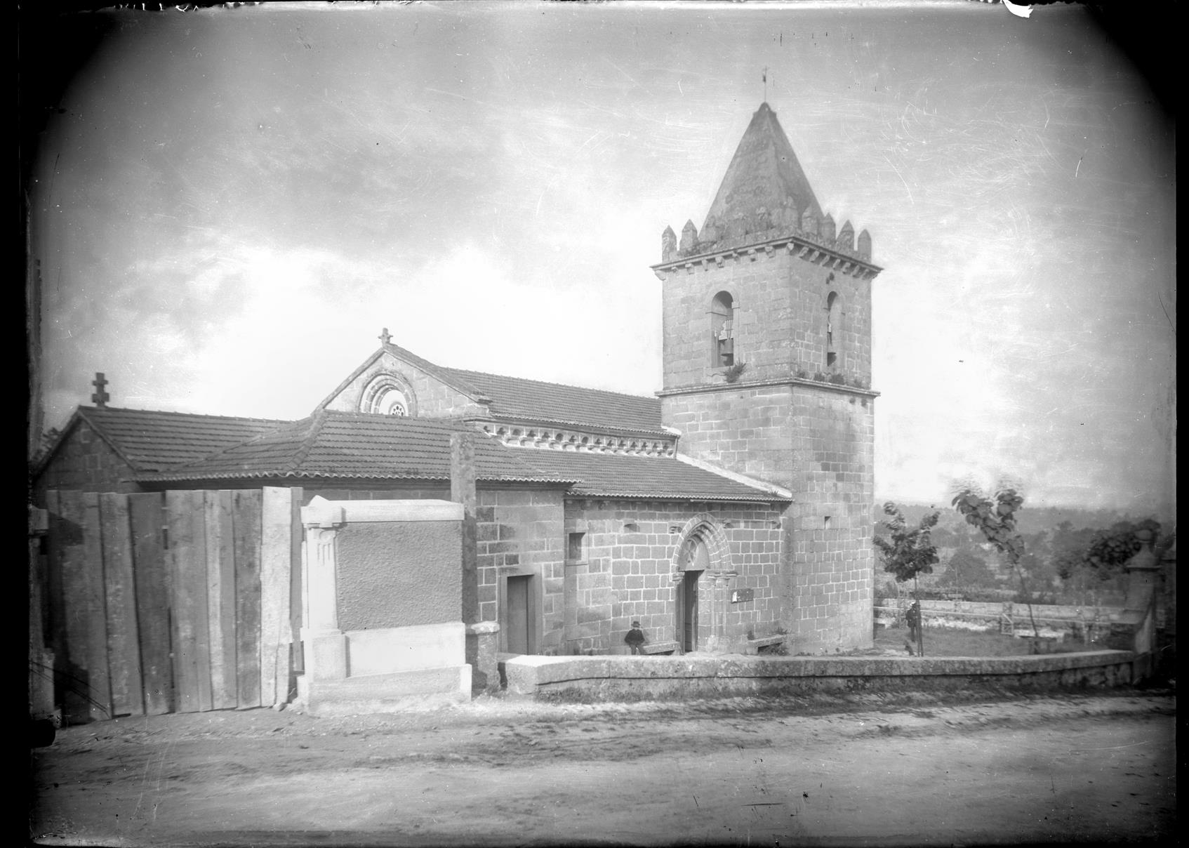 Igreja de Águas Santas : aspeto geral da fachada lateral