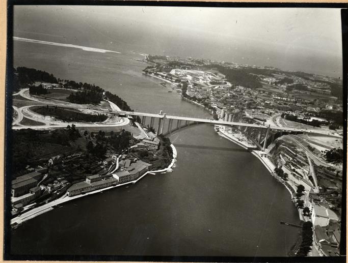 Vista aérea da Ponte da Arrábida