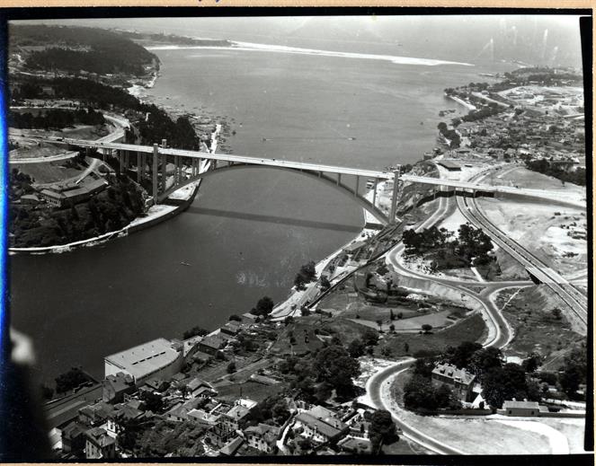 Vista aérea da Ponte da Arrábida