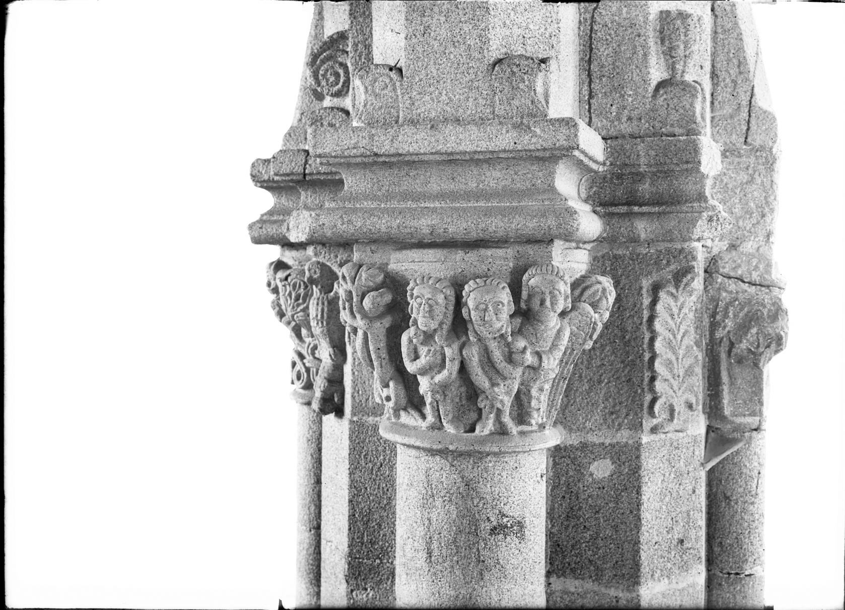 Igreja do Mosteiro de Leça do Balio : pormenor de capitéis e colunas