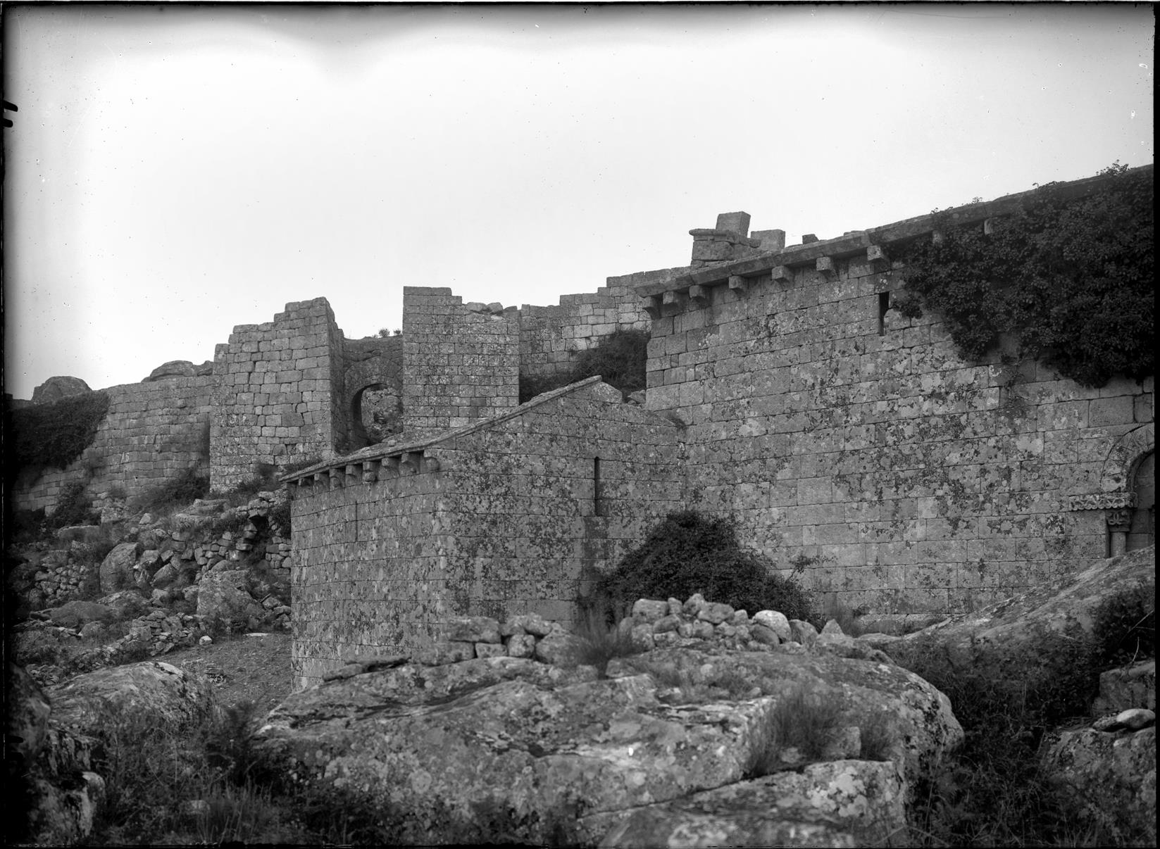 Aspeto da igreja de São Salvador de Ansiães e da porta do Castelo, em ruínas