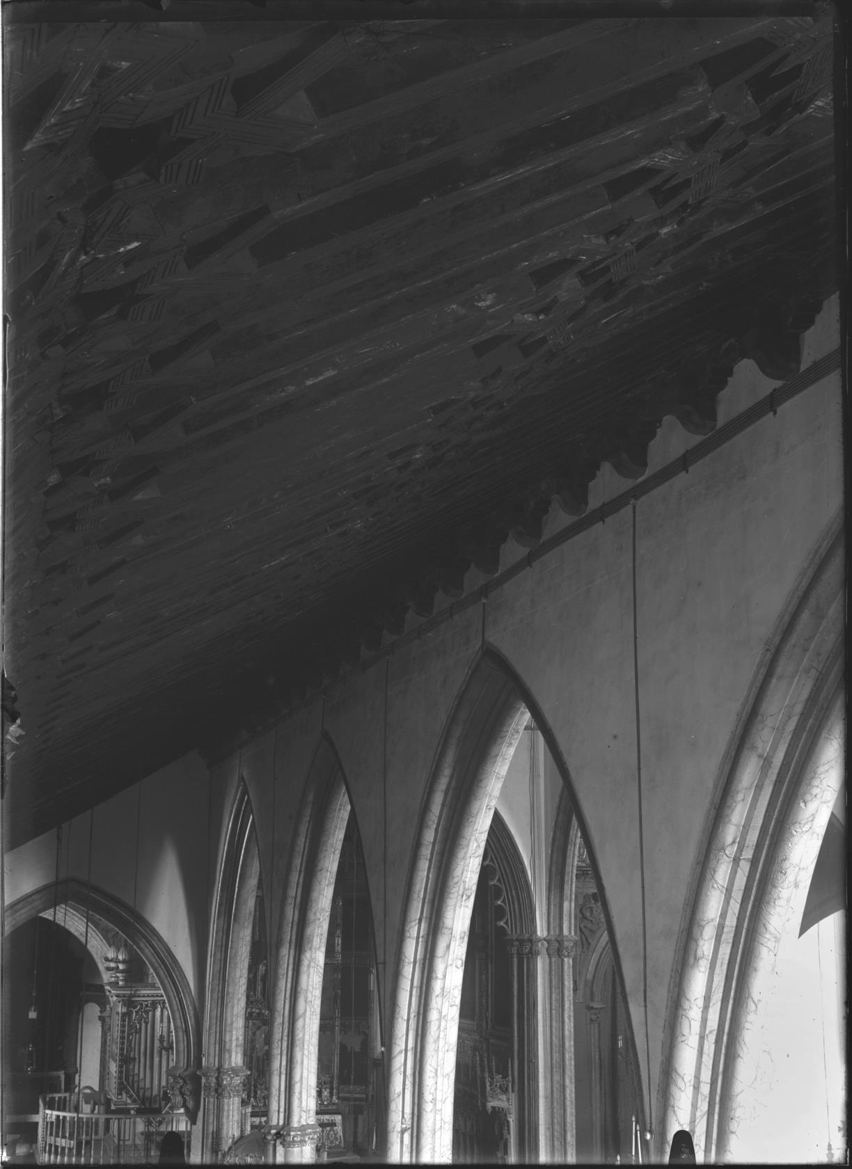 Pormenor de um teto e dos arcos de uma igreja